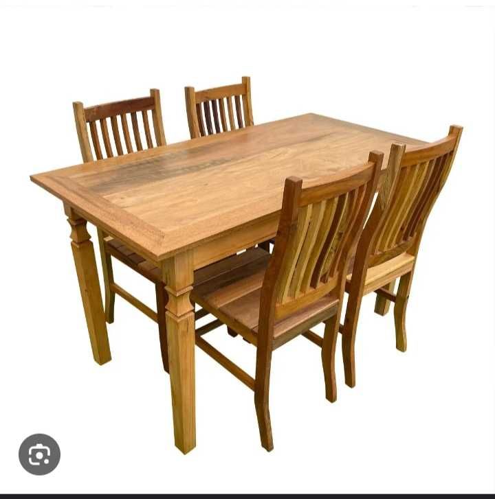 Mesa e cadeiras em pinho