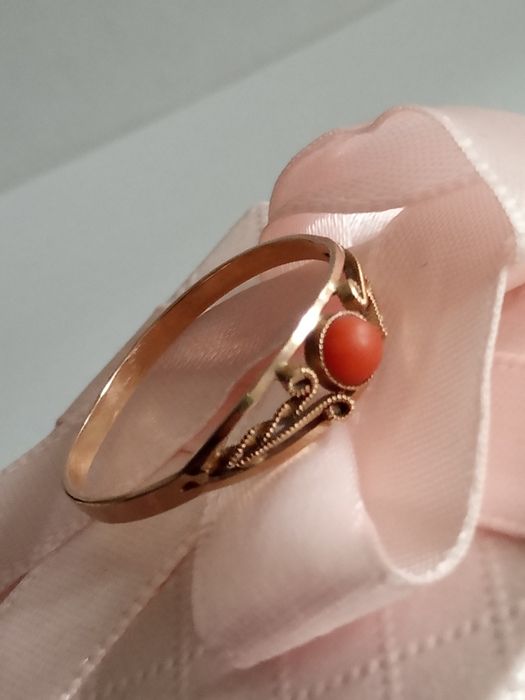 Śliczny złoty pierścionek z naturalnym  koralem, filigran