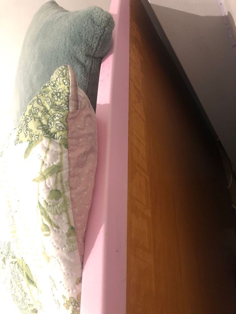 Cama de solteiro em bom estado e secretaria