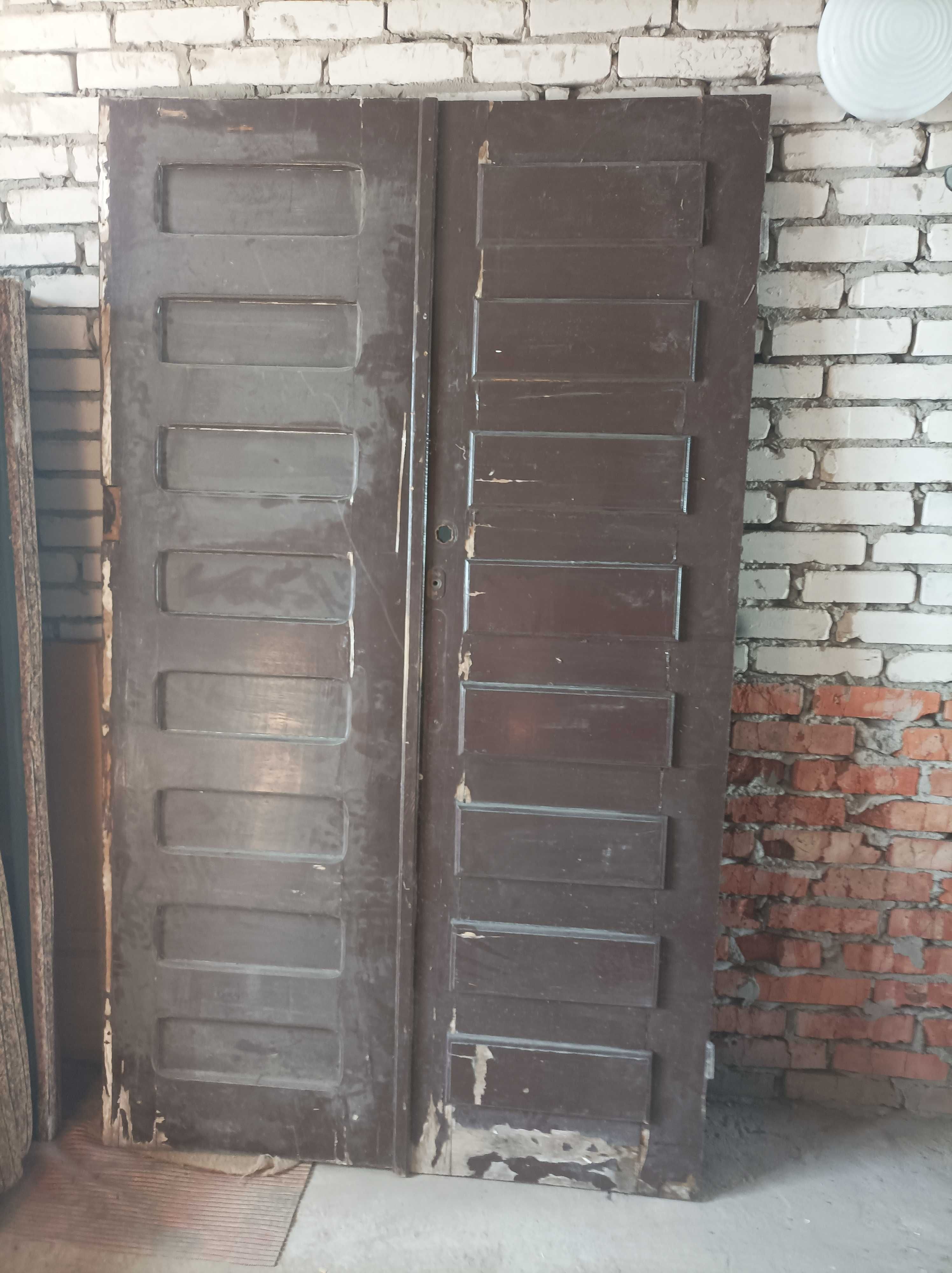 двери дубовые очень качественные старинные под реставрацию