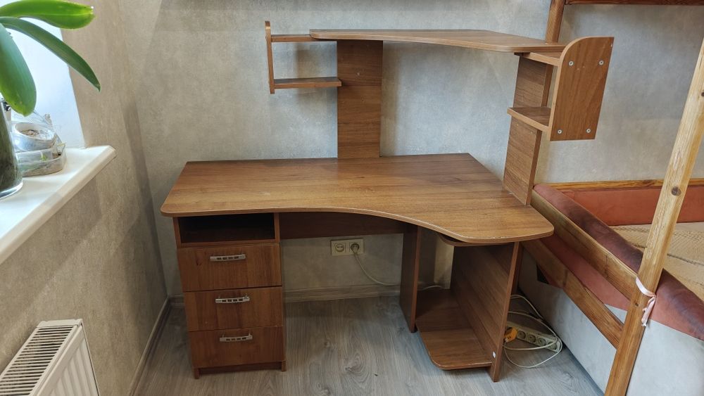 Стіл комп'ютерний