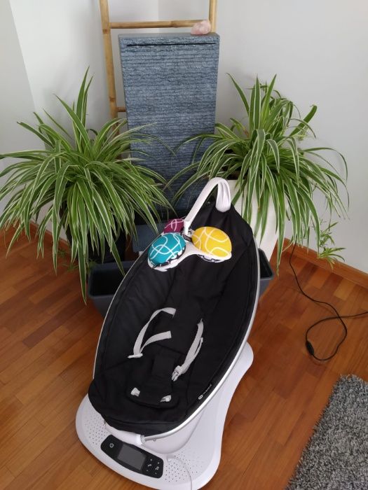 Aluga-se Cadeira bebé 4Moms Mamaroo