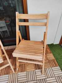 Dwa drewniane krzesła składane
