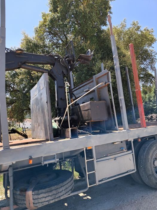 Máquina  florestal  4 estivas  com grua
