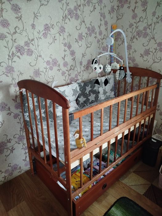 Дитяче ліжечко з маятником + матрац