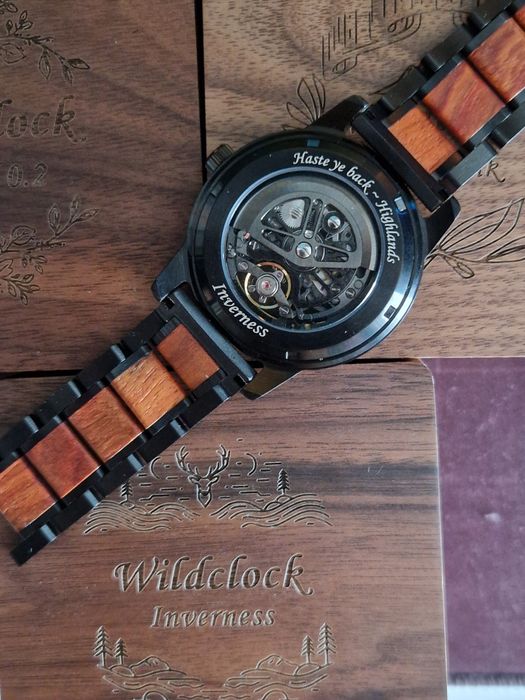 Wildclock Inverness, Drewniany zegarek mechaniczny z grawerem w cenie