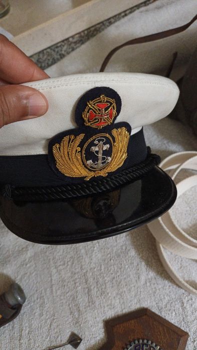 Antigo chapéu cobertura e cinto da Marinha
