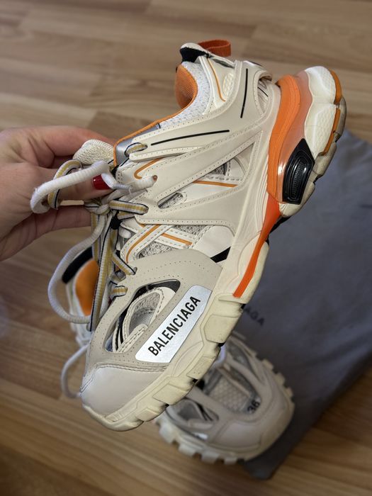 Balenciaga track orang
