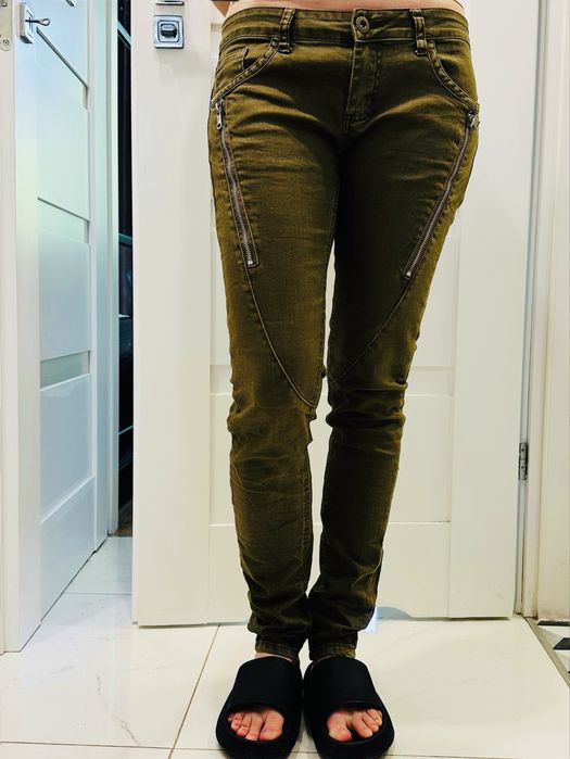 Zielonkawe spodnie khaki biodrowki z zamkami rozm. 38