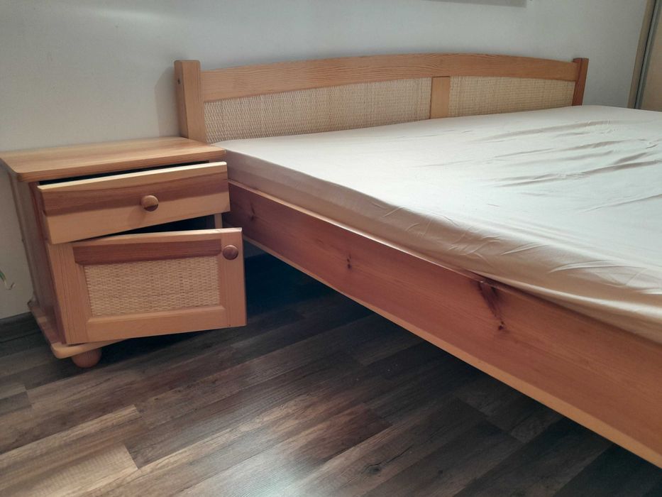 Solidne drewniane ratanowe łóżko 200x220  + 2 szafki nocne + materac