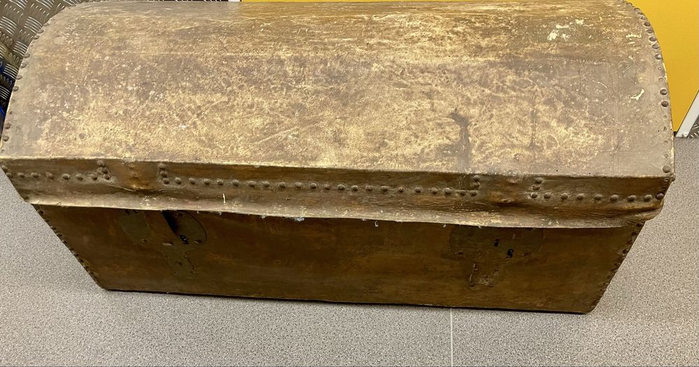 Bau/Arca forrada a pele