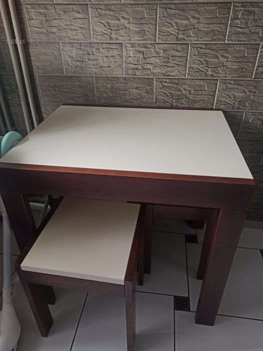 Розкладний  стіл з табуретками