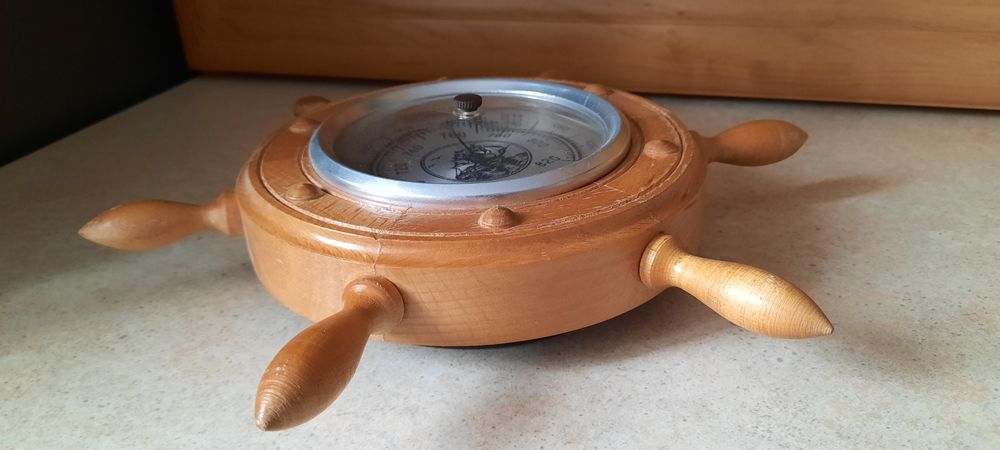 Barometr w kole sterowym na ścianę