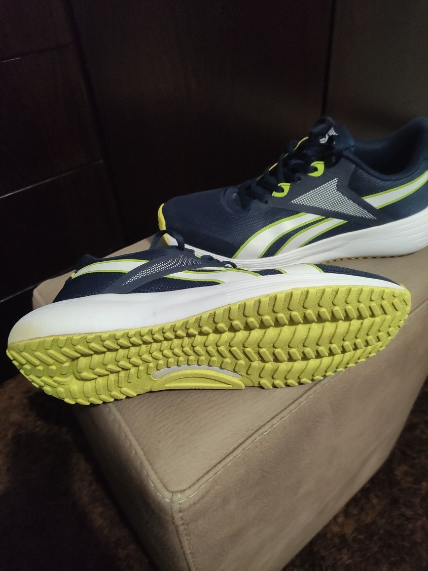 Tênis Reebok desportivo