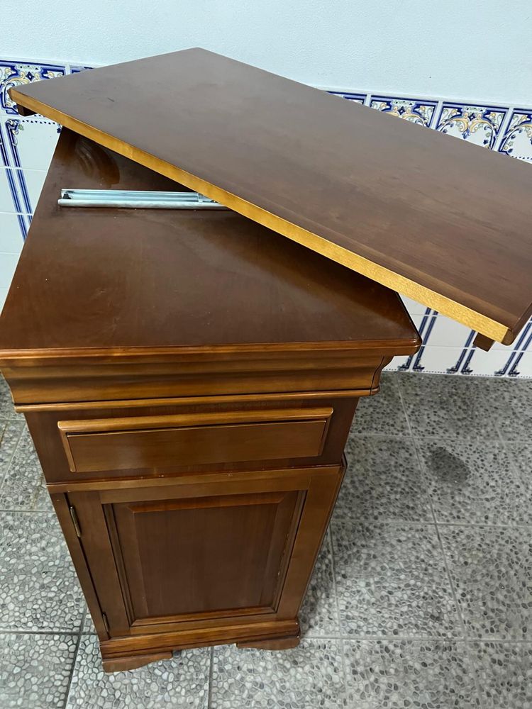 Móvel de sala com gavetas de arrumação