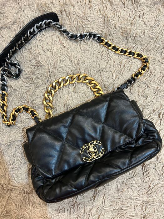 Сумка Chanel з довгою та короткою ручкою.