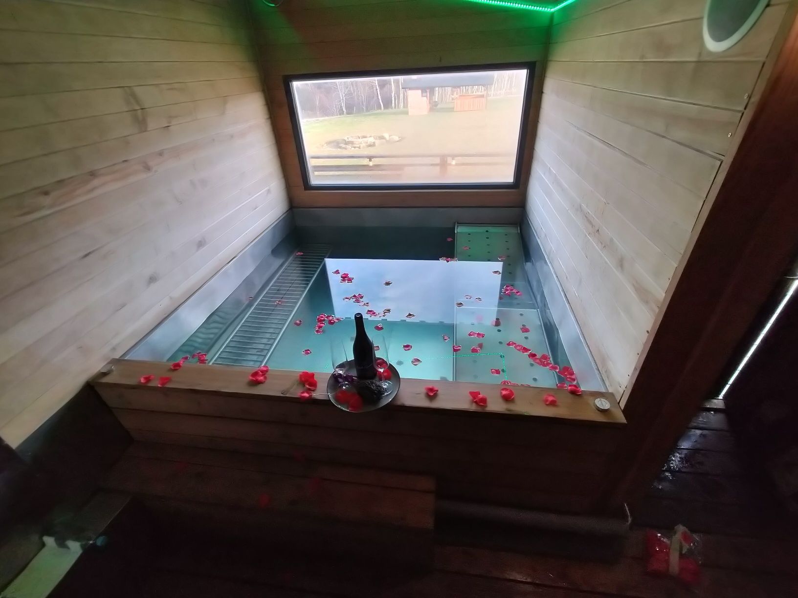 Domek basen wakacje wczasy imprezy jacuzzi balia saun spa panienskie