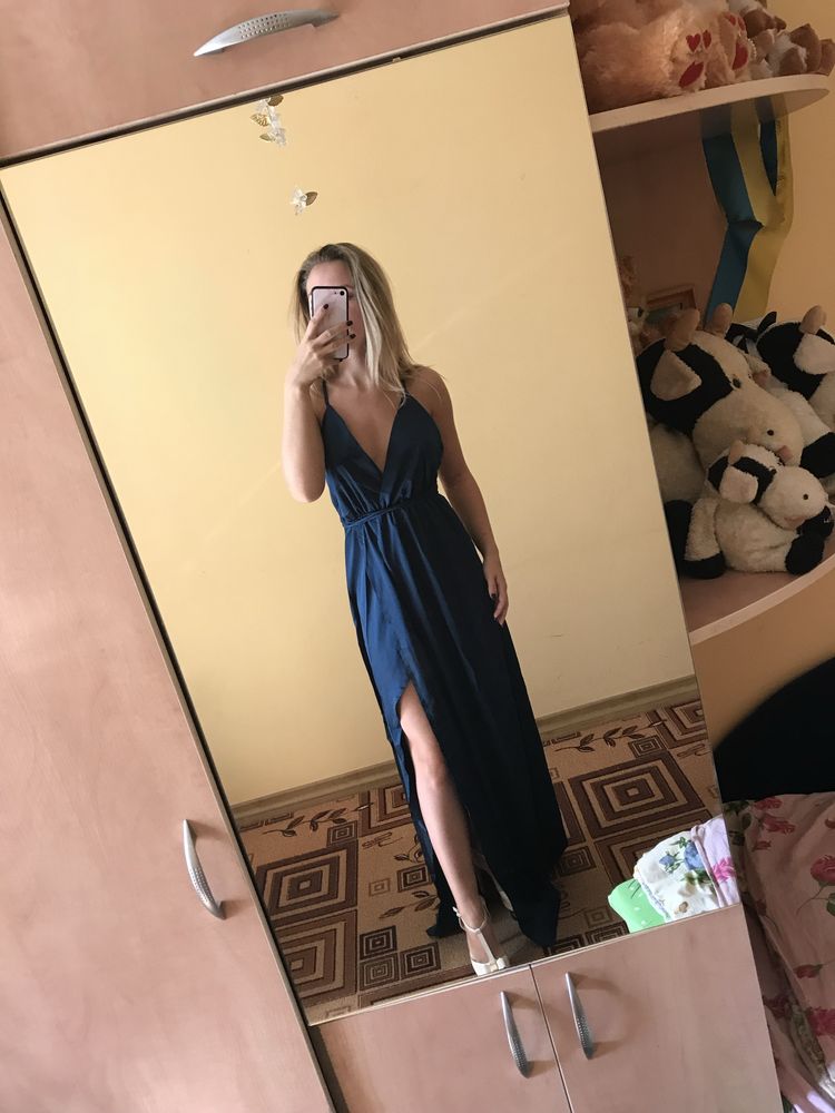 Атласна довга сукня