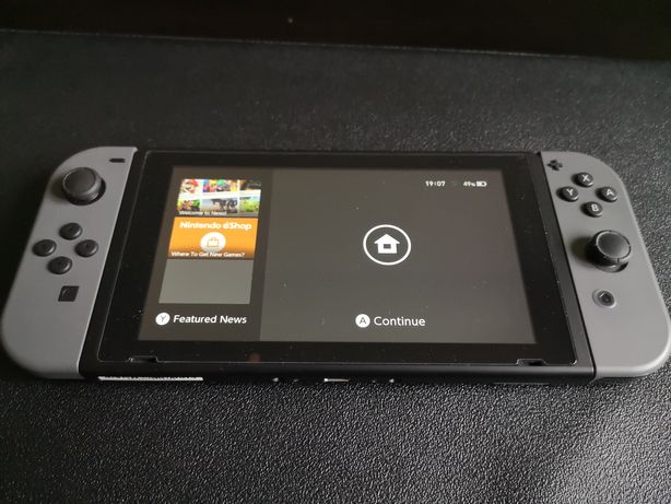 Konsola Nintendo Switch + Gra Pokemon Sword + etui + szkło hartowane