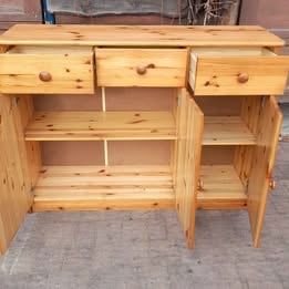 Komoda z litego drewna sosnowego – solidna, naturalna i pojemna