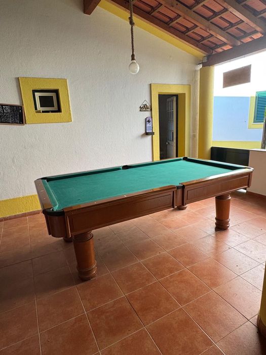 Mesa de SINUCA / SNOOKER com 15 bolas e tacos impecável