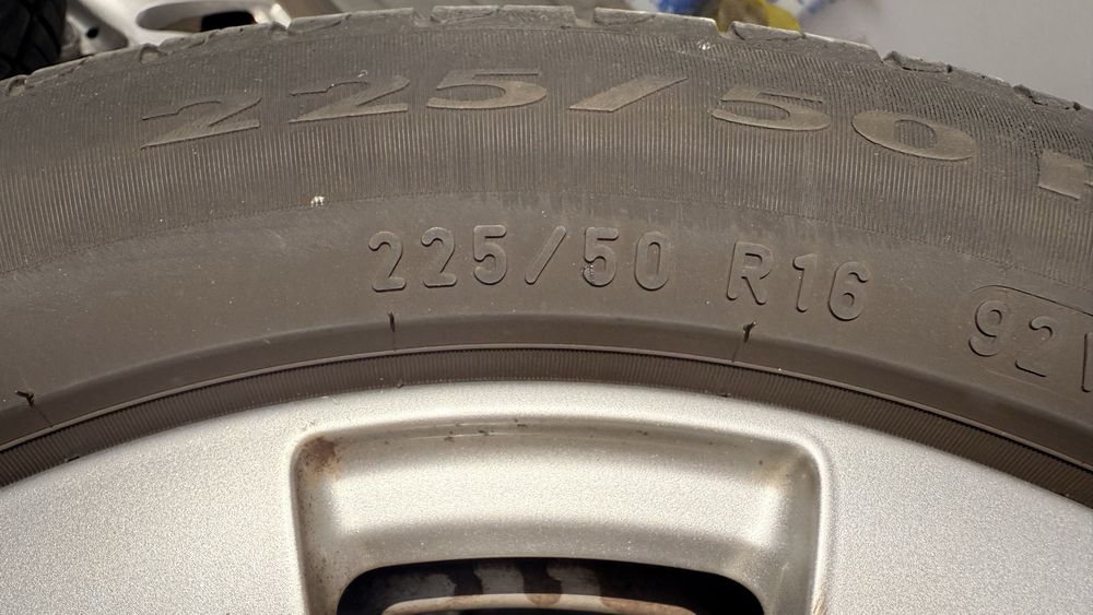 Jantes originais Mercedes R16 com pneus novos