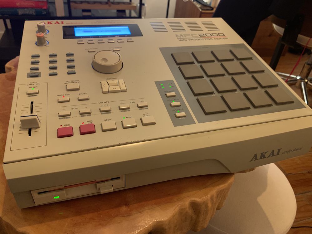 Akai mpc 2000 em otimo estado sampler vintage ecra perfeito