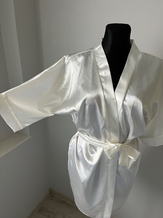 Biały szlafrok ślubny ślub przygotowania panna młoda