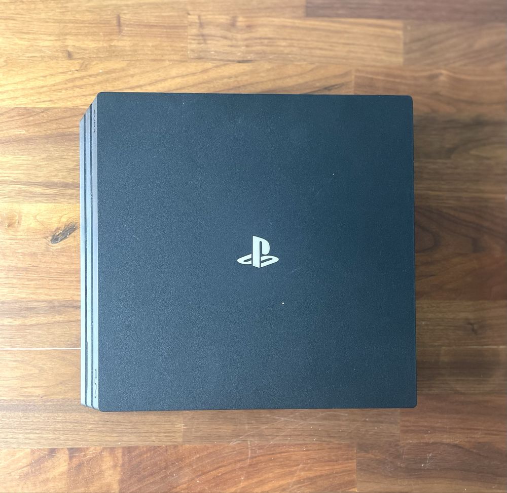 Ps4 Pro + 2 comandos + 6 jogos + cabos