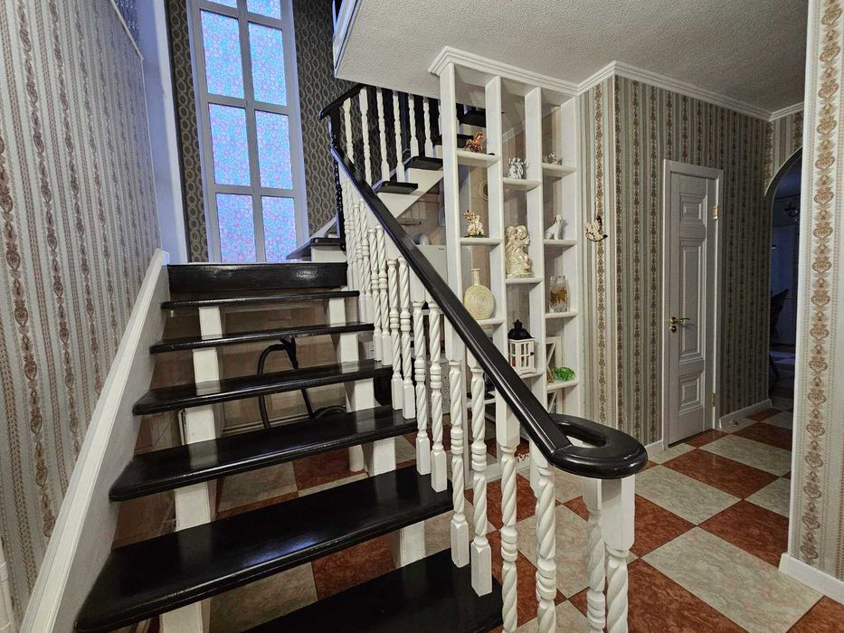 Продаємо  гарну частину будинку з окремим двором на Мальованці