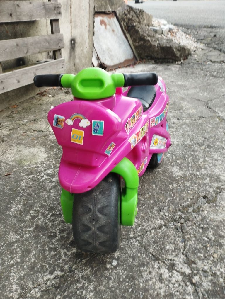 Motorek biegowy dla dziewczynki
