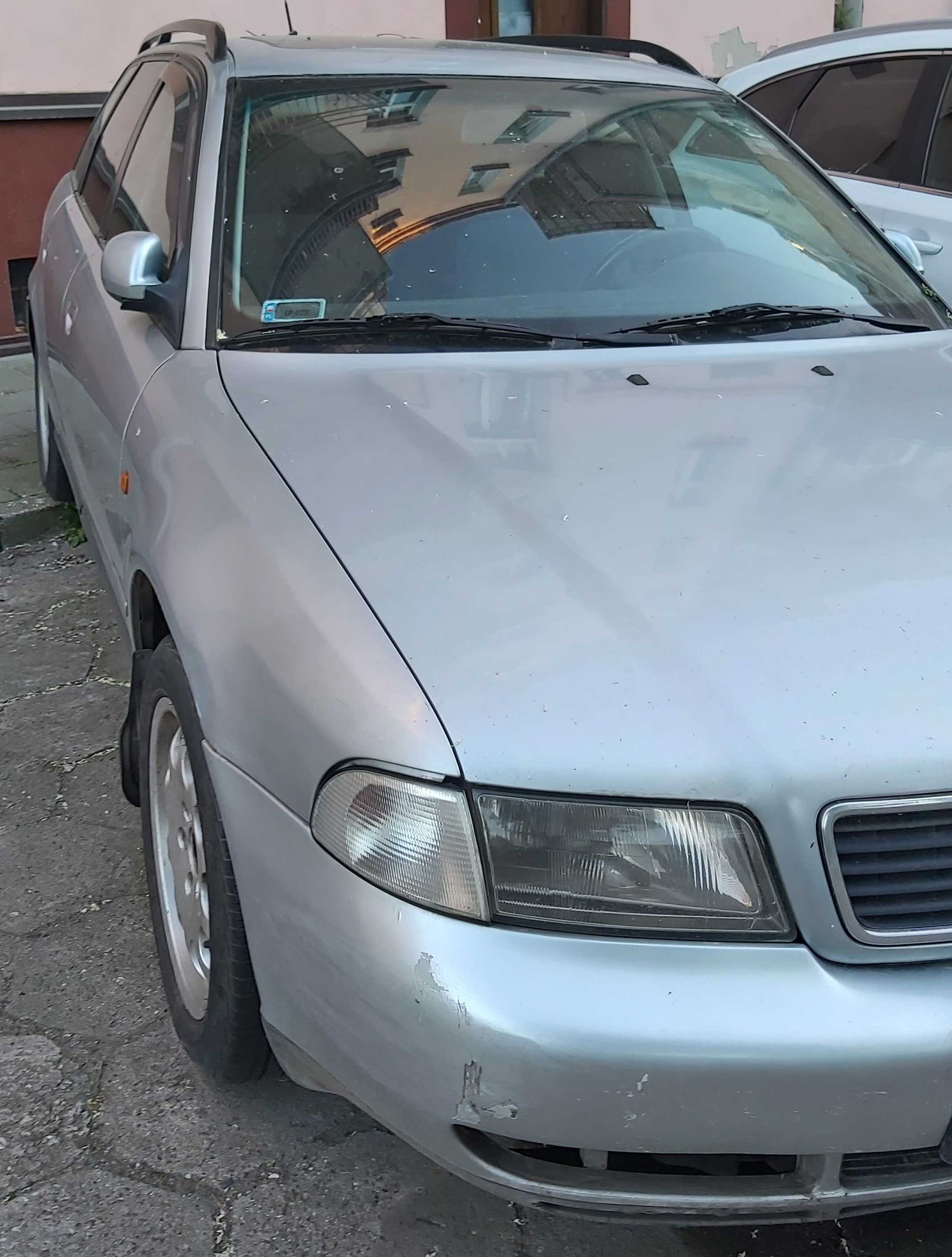 JEŻDŻĄCY samochód osobowy Audi A4 AVANT 1996