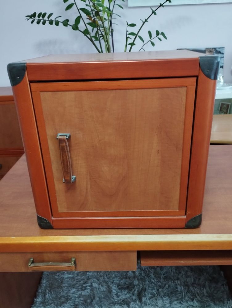 Meble z metalowymi narożnikami i skórzanymi uchwytami