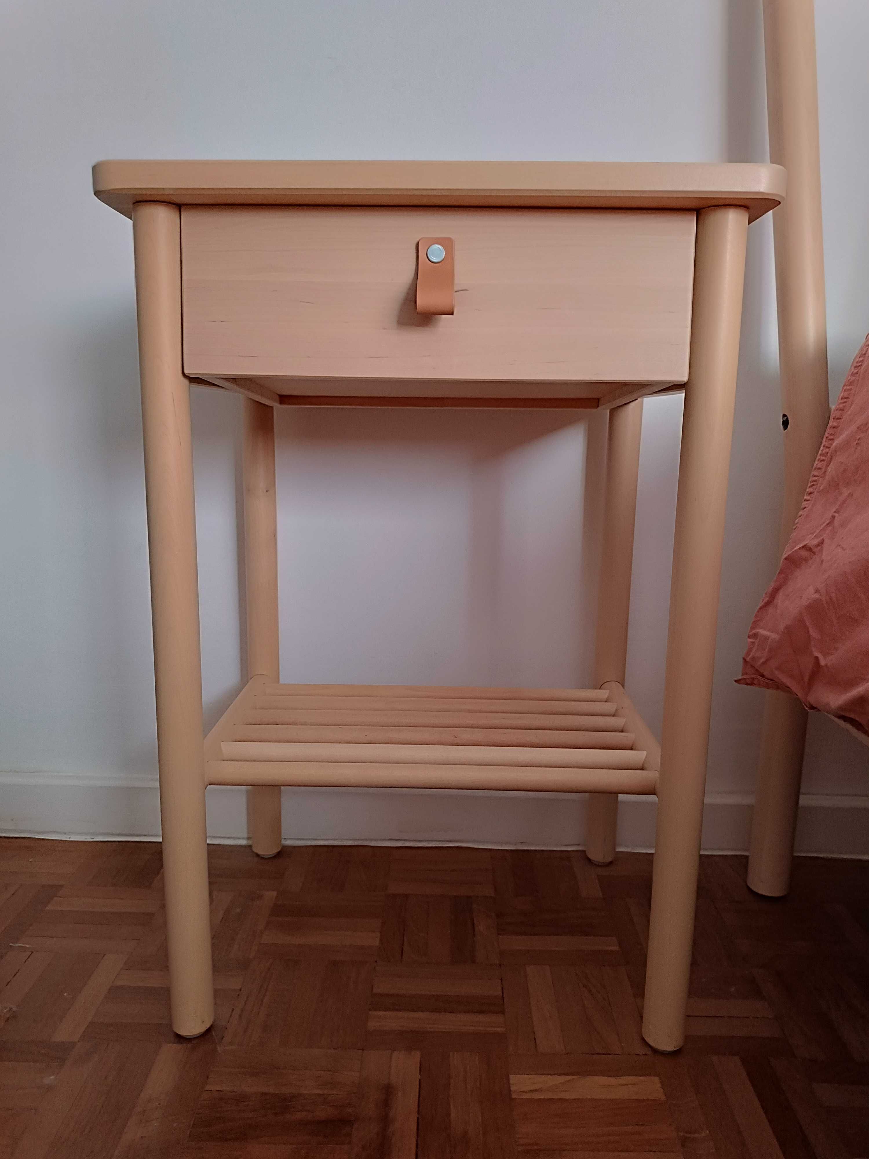 Mesa cabeceira IKEA