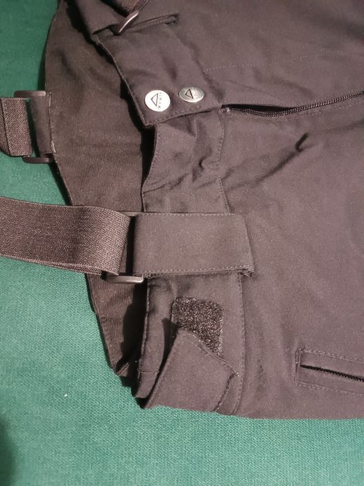 Męskie czarne spodnie narciarskie z szelkami M