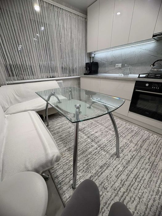 Продам скляний стіл