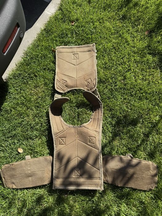 Плитоноска з регульованими бічними крилами на резинці