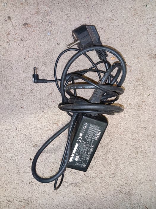 transformador de corrente alternada (AC) da marca Lite-On, modelo PA-1