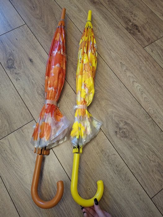 Прозора парасолька з куполом грибком і кленовим листям