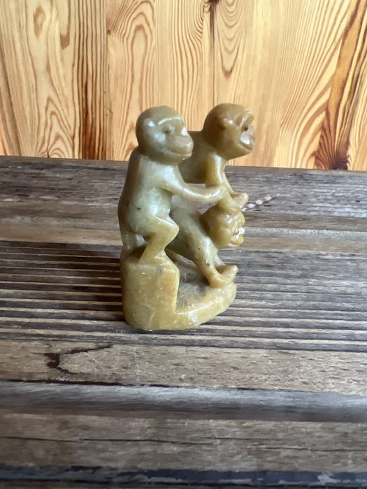 Sprzedam kamienną figurkę małpek SHANGHAI CHINA.