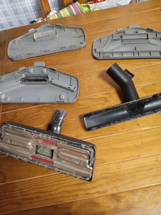 Várias peças para aspirador.