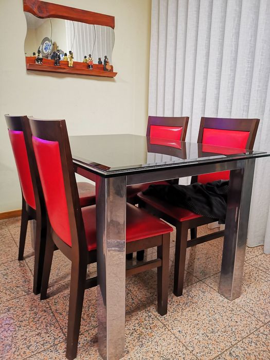 Vendo mesa de sala de jantar em aço cromado com tampo em vidro duplo