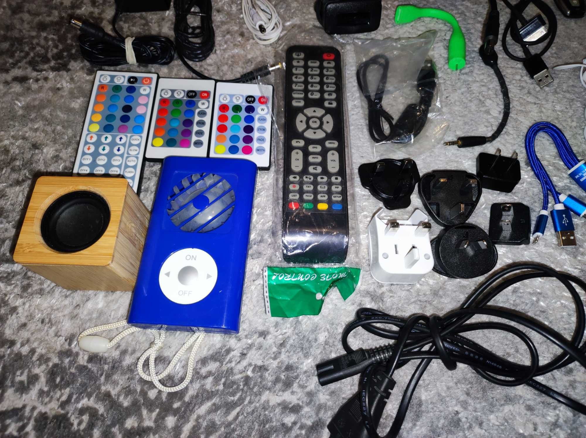 Mix elektroniki ładowarki przejściówki piloty LED słuchawki adaptery