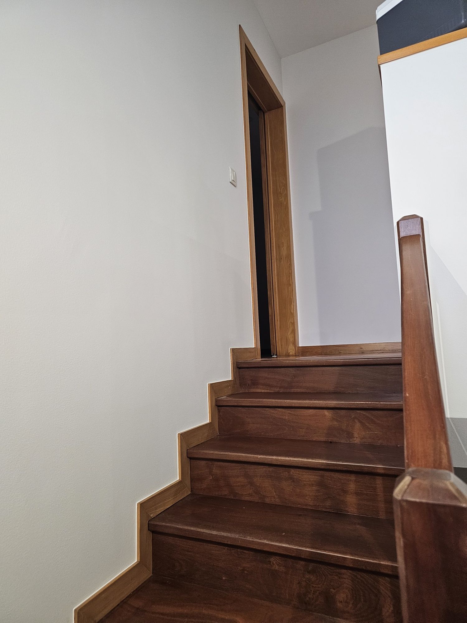 Afagar e envernizar pisos em madeira