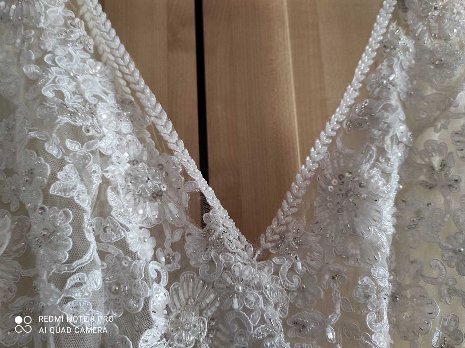 Suknia ślubna na ramiączkach