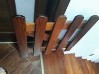 Solidna drewniana bramka na schody
