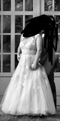 Suknia ślubna z jasno beżową podszewką