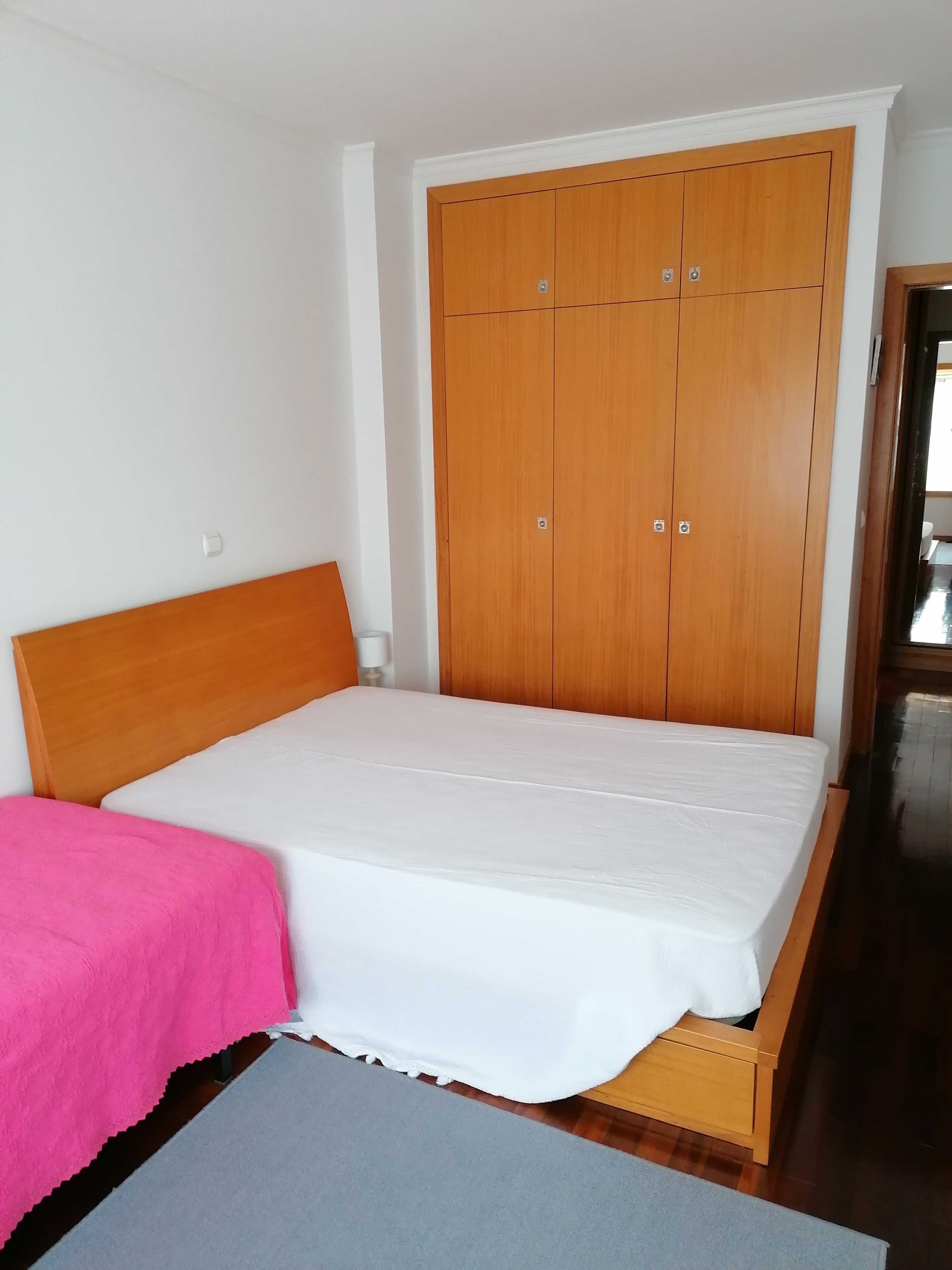 Cama de casal com 6 gavetas