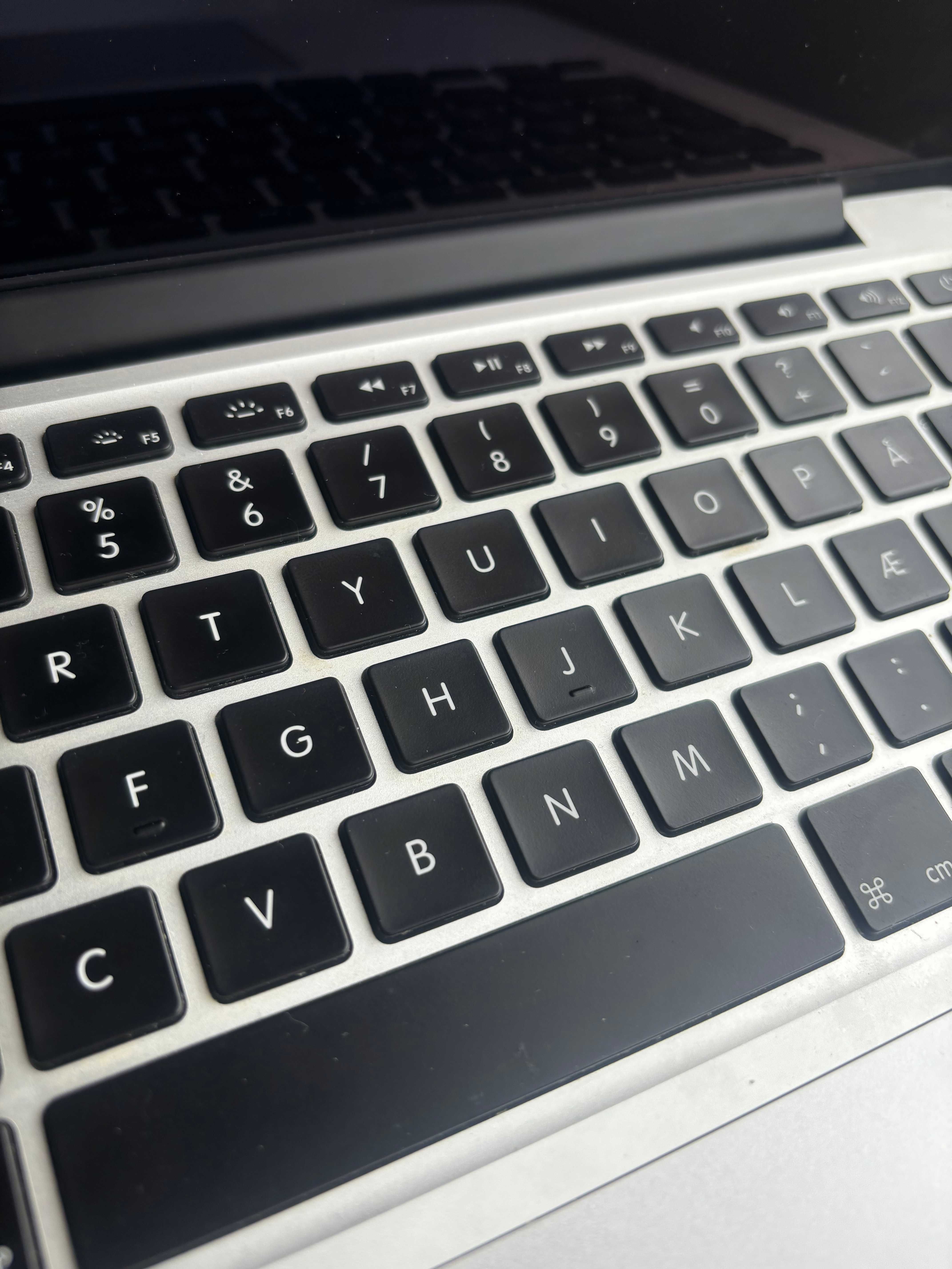 Macbook Pro 2015 гарний стан ( з зарядкою)