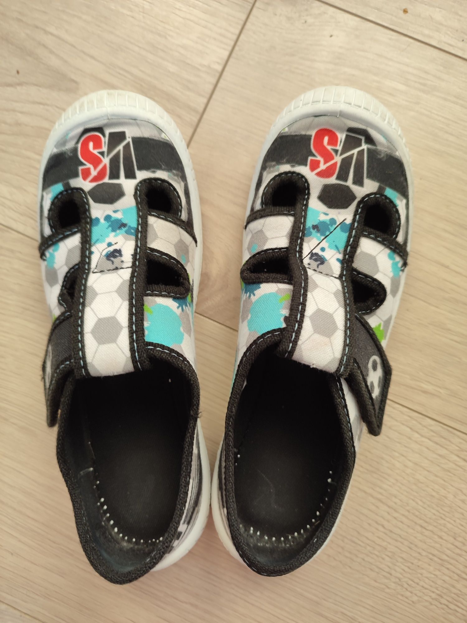 Buty na zmianę do szkoły na białej podeszwie na rzepy 35